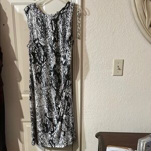 Elegant Black and White Sleeveless Dress